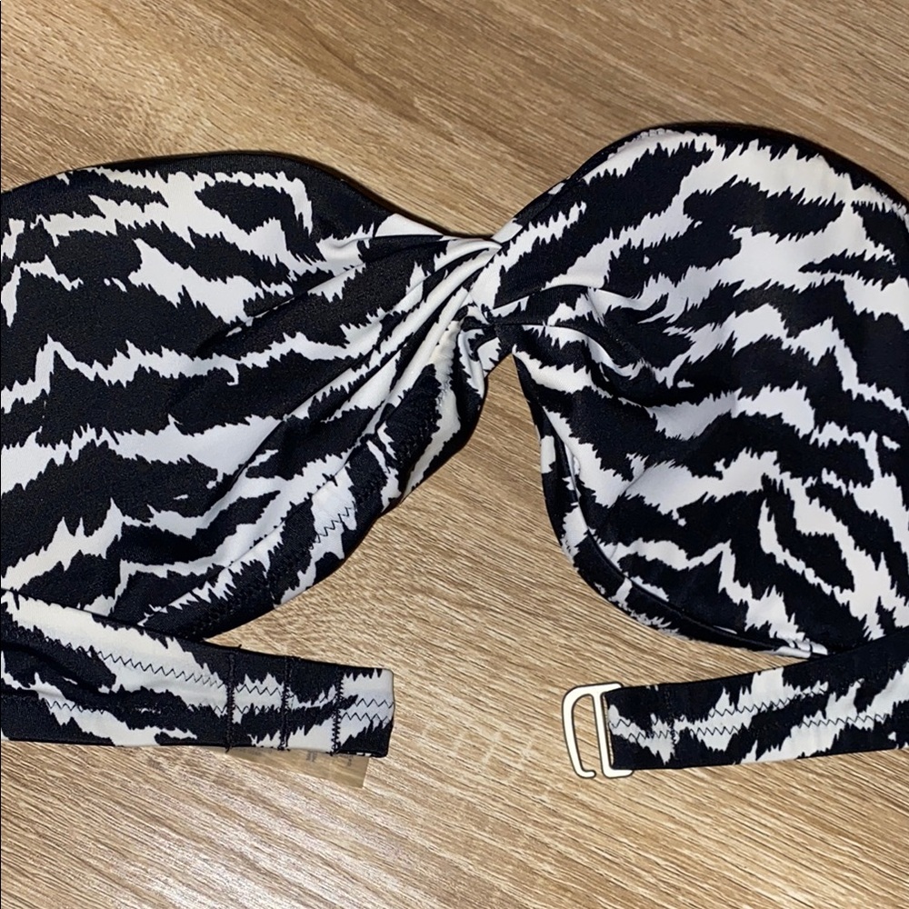 Victoria's Secret Black and White Bikini Top - Picture 8 of 10